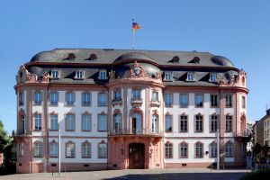 Beispiel für Mittel- und Eck-Risaliten am Osteiner Hof in Mainz