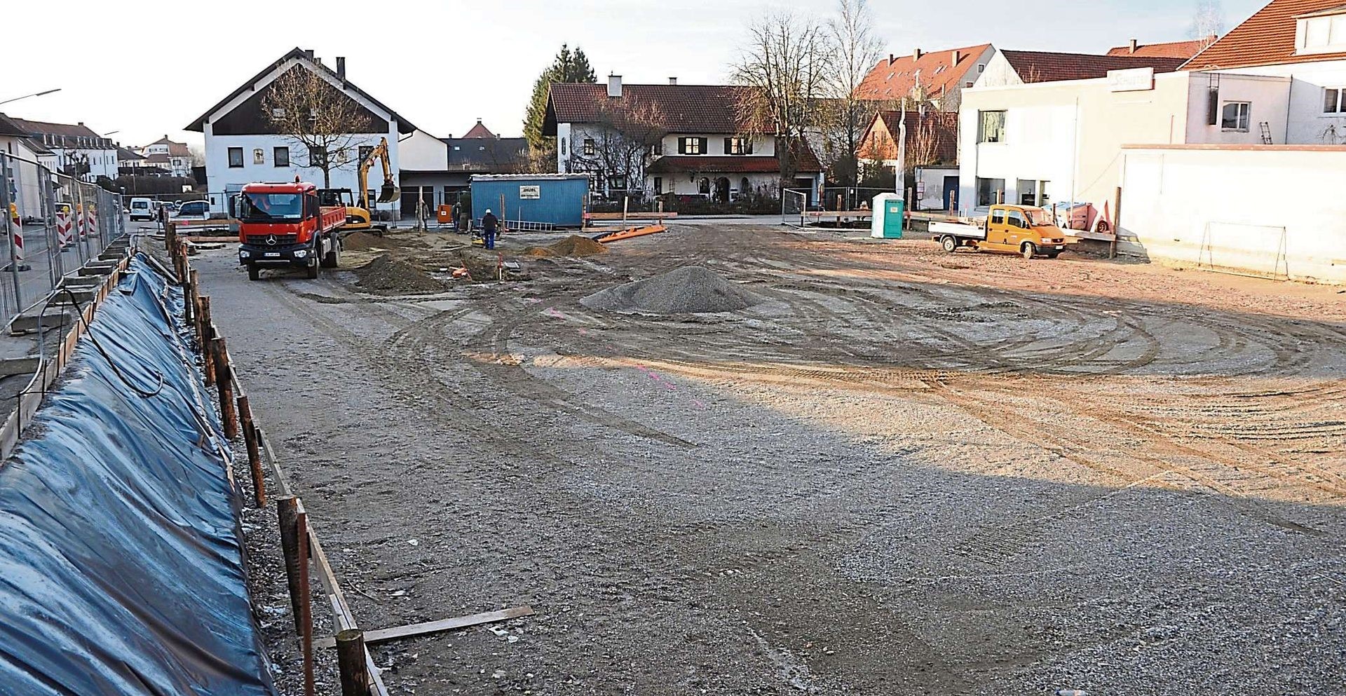 Nachdem die Statiker sich über die Planung des Parkhauses einig geworden sind, können seit dieser Woche wieder die Bauarbeiter an der Ecke Jahnstraße-Bahnhofstraße arbeiten. Foto: be (Kopie) Nachdem die Statiker sich über die Planung des Parkhauses einig geworden sind, können seit dieser Woche wieder die Bauarbeiter an der Ecke Jahnstraße-Bahnhofstraße arbeiten. Foto: be